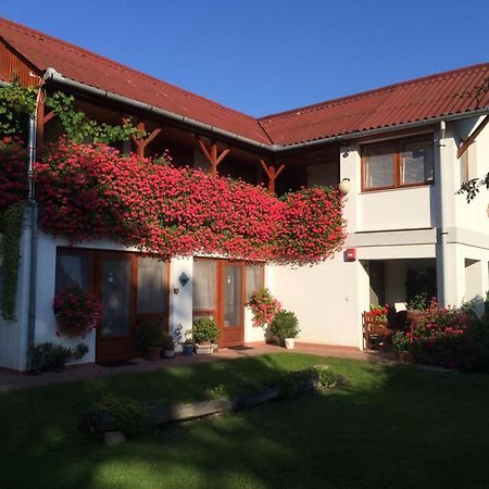 Ida Rooms Lajosmizse Exterior photo